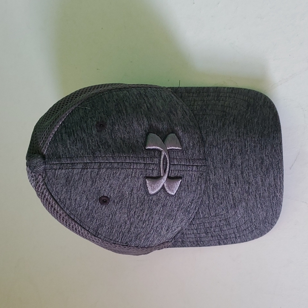 Under Armour youth XS/S grey fitted baseball hat